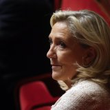Le Rassemblement national (ex-FN), sa patronne Marine Le Pen ainsi que onze autres personnes, soit la moitié des condamnés en première instance, seront rejugés pour détournement de fonds publics en janvier prochain. KEYSTONE/EPA/YOAN VALAT